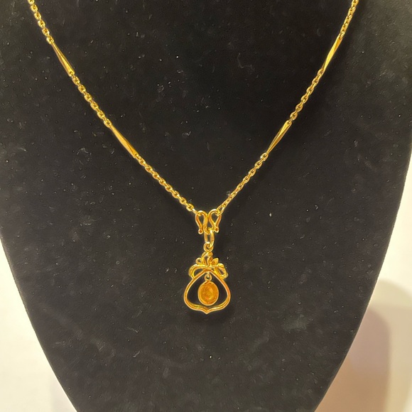Gorgeous 24k gold necklace with small jade pendant - Picture 7 of 8